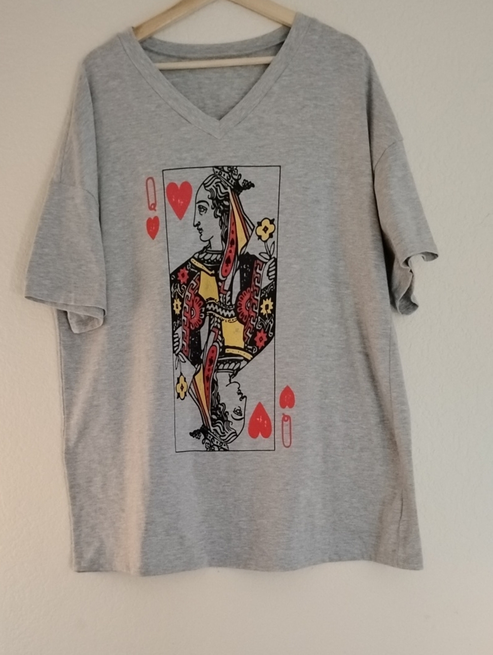 XXL Queen Of Hearts: Gray V-Neck Graphic T-Shirt